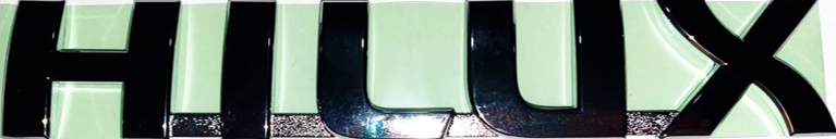 LETRA PLATEADA PUERTA DELANTERA TOYOTA HILUX 2TR/1KD/2KD 2005--. ORIGINAL TOYOTA GENUINO TAILANDIA 75427-0K011