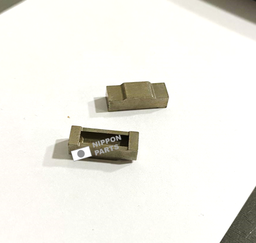 [15026] UÑETA CAJA NISSAN SUNNY E15 NISSAN GENUINO JAPAN 32608-M8001/ 17mm largo x 6mm ancho x 4.5mm alto x 12mm x 3.5mm
